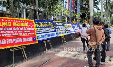 Sejumlah dosen menggelar aksi mengirimkan 50 karangan bunga ke kantor Kementerian Pendidikan Tinggi, Sains, dan Teknologi (Kemendiktisaintek) RI, Senayan, Jakarta Pusat, Senin (6/1/2025). 