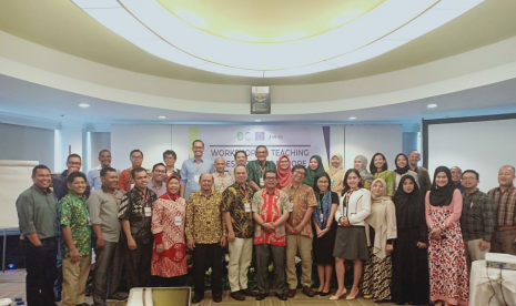 Sejumlah dosen yang mendeklarasikan Asosiasi Ilmu Hubungan Internasional Indonesia (AIHII) 