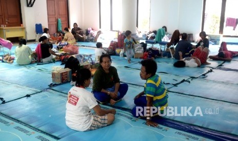 Sejumlah eks-anggota Gerakan Fajar Nusantara (Gafatar) beristirahat di Panti Sosial Bina Insan Cipayung, Jakarta Timur, Ahad (24/1).  (Republika/Wihdan)