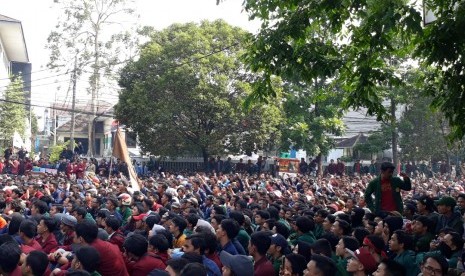 Sejumlah elemen masyarakat dan perguruan tinggi se Bandung Raya menggelar aksi di halaman gedung DPRD Jabar,. 