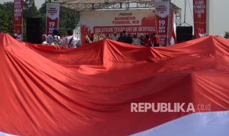 Sejumlah elemen masyarakat mengikuti Parade Kebinekaan di Silang Monas, Jakarta, Sabtu (19/11).