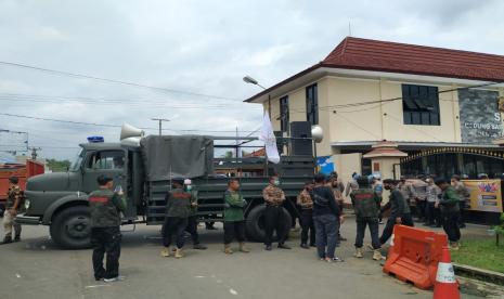 Sejumlah elemen ormas melakukan aksi di depan Polres Tasikmalaya, Senin (14/12). Massa meminta polisi membebaskan HRS yang ditahan di Polda Metro Jaya. 