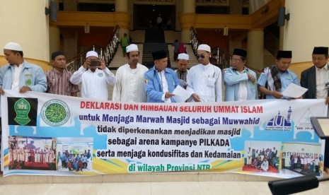 Sejumlah elemen umat Islam di NTB menggelar deklarasi tidak menggunakan masjid sebagai arena kampanye pilkada di Masjid Hubbul Wathan, Islamic Center NTB, Jumat (16/2).