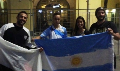 Sejumlah fan Argentina di depan hotel tempat menginap Lionel Messi dkk di Solo Sokos Palace Bridge, Saint Petersburg.