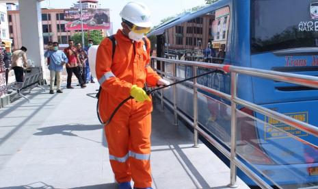 Sejumlah fasilitas umum di Pekanbaru, Riau disemprot disinfektan sebagai langkah cekal virus corona (Covid-19). Pemrintah Riau mengalokasikan Rp 80 miliar untuk penanganan Covid-19.