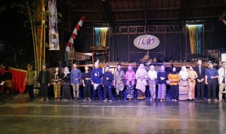 Sejumlah finalis Duta Bahasa Jawa Barat 2019 pada Malam Bakat yang digelar di Saung Angklung Udjo, Sabtu (22/6)