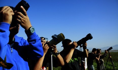 Sejumlah fotografer memotret gerhana matahari di Danau Limboto, Gorontalo, Rabu (9/3). 