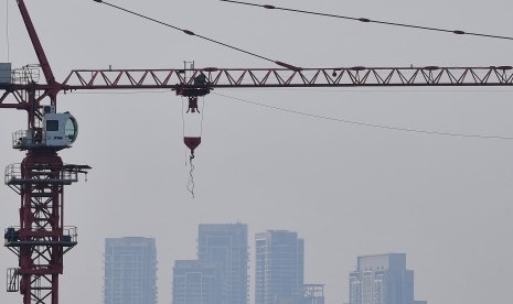 Sejumlah gedung bertingkat terlihat samar karena polusi udara di Jakarta, Selasa (2/7/2019). 