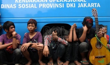  Sejumlah gelandangan dan pengemis terjaring razia oleh Satpol PP di kawasan Blok M, Jakarta Selatan, Jumat (5/7).   (Republika/Yasin Habibi)