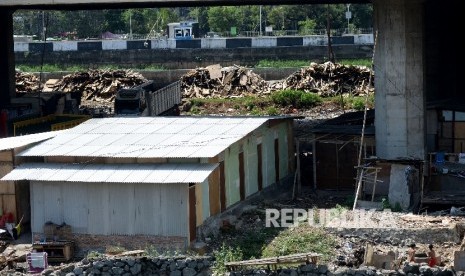  Sejumlah gubuk liar memadati kolong tol Kalijodo, Jakarta, Rabu (7/6)