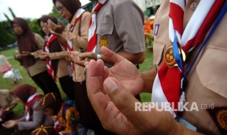 Sejumlah guru dan anggota pramuka melaksanakan doa bersama untuk korban susur sungai SMPN 1 Turi, Sleman di Alun-alun Tegal, Jawa Tengah, Sabtu (22/2/2020).