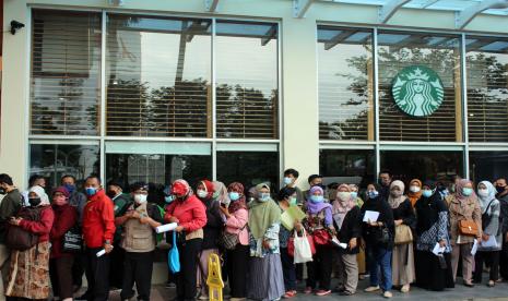 Sejumlah guru dan tenaga pendidik mengantre saat vaksinasi massal COVID-19 tahap kedua di IPB Internasional Convention Center (IICC), Kota Bogor, Jawa Barat, Rabu (10/3/2021). 