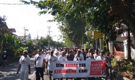 Sejumlah guru honorer atau guru wiyata bakti mengikuti aksi Longmars di jalan utama kota Jepara, Jawa Tengah, Minggu (1/7).