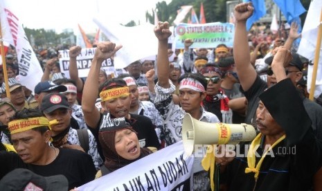  Sejumlah guru honorer dari Forum Honorer Kategori 2 Indonesia (FHK2I) melakukan aksi unjuk rasa di depan Istana Merdeka, Jakarta, Rabu (10/2). (Republika/WIhdan)