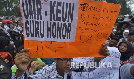 Sejumlah guru honorer Jawa Barat melakukan unjuk rasa menuntut kesejahteraan, di depan Gedung Sate, Jl Diponogoro, Kota Bandung, Senin (31/10). 