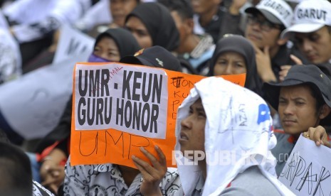 Sejumlah guru honorer Jawa Barat melakukan unjuk rasa menuntut kesejahteraan, di depan Gedung Sate, Jl Diponogoro, Kota Bandung, Senin (31/10). 