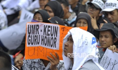 Sejumlah guru honorer Jawa Barat melakukan unjuk rasa menuntut kesejahteraan, di depan Gedung Sate, Kota Bandung, Senin (31/10).(Republika/Mahmud Muhyidin)