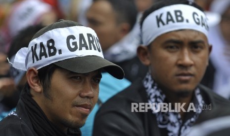 Sejumlah guru honorer Jawa Barat menggunakan ikat kepala melakukan unjuk rasa menuntut kesejahteraan,di depan Gedung Sate,Kota Bandung, Senin (31/10). (Republika/Mahmud Muhyidin)