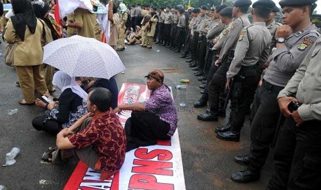 Sejumlah guru honorer K2 melakukan aksi unjuk rasa di depan Istana Merdeka, Jakarta, Rabu (26/2).