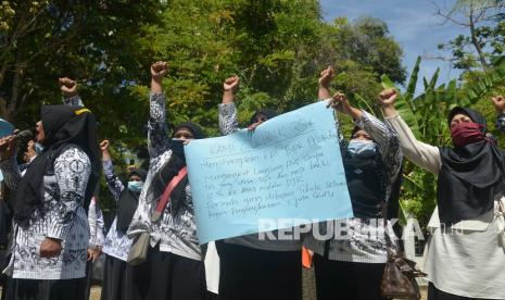 Sejumlah guru honorer membawa poster dan spanduk saat menggelar unjuk rasa di kantor PGRI, Desa Siron, Kabupaten Aceh Besar, Aceh, Jumat (17/9/21). Aksi guru honorer yang baru selesai mengikuti ujian Seleksi Kompetensi Dasar CPNS itu mengharapkan kepada Presiden Joko Widodo memperhatikan nasib mereka dengan prioritas pengangkatan menjadi PNS karena sudah mengabdi selama lima tahun hingga 20 tahun menjadi guru dan selain pertimbangan faktor usia. 