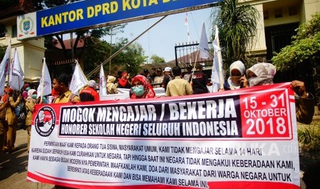 Sejumlah guru honorer menggelar aksi di depan kantor DPRD Depok, Jawa Barat, Senin (15/10).