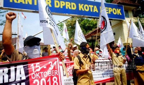 Sejumlah guru honorer menggelar aksi di depan kantor DPRD Depok, Jawa Barat, Senin (15/10).