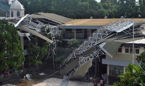 Sejumlah guru melihat atap sekolah yang ambruk di SMP dan SMA Mardi Yuana, Jalan Siliwangi, Kota Bogor, Jawa Barat, Rabu (30/3).