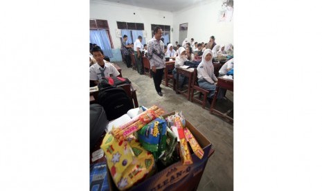  Sejumlah guru memeriksa tas milik siswa saat merazia kado Valentine di SMA Negeri 5 Medan, Sumut, Kamis (14/2).  (Antara/Septianda Perdana)