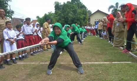 Sejumlah guru mengikuti lomba tarik tambang di sekolah. (Ilustrasi)