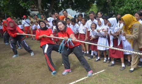 Sejumlah Guru mengikuti lomba tarik tambang antar guru di Sekolah Dasar Negeri 2 Getas Pejaten, Jati, Kudus, Jawa Tengah, Jumat (25/11). 