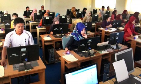 Sejumlah guru mengikuti Uji Kompetensi Guru (UKG) 2015 di SMK Negeri 1 Serang, Banten, Selasa (10/11).