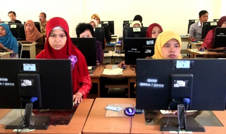 Sejumlah guru mengikuti Uji Kompetensi Guru (UKG) 2015 di SMK Negeri 1 Serang, Banten, Selasa (10/11). 