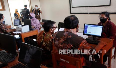 Sejumlah guru di Solo membantu orang tua calon peserta didik untuk konsultasi pendaftaran Penerimaan Peserta Didik Baru (PPDB) ilustrasi