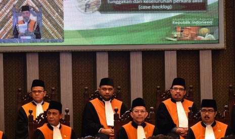 Sejumlah hakim agung dan hakim ad hoc mengikuti Sidang Pleno Laporan Tahunan 2016 yang dipimpin Ketua Mahkamah Agung (MA) M. Hatta Ali di Gedung MA, Jakarta, Kamis (9/2)