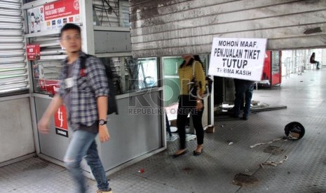   Sejumlah halte busway ditutup karena pengerjaan proyek MRT, diantaranya halte busway di Bundaran HI , Jakarta Pusat, Senin (6/1).    (Republika/Yasin Habibi)