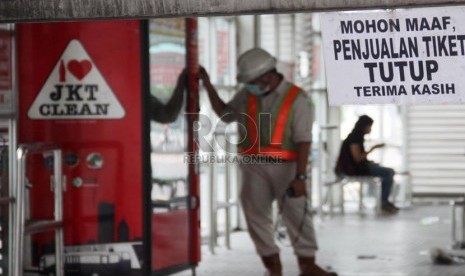  Sejumlah halte busway ditutup karena pengerjaan proyek MRT, diantaranya halte busway di Bundaran HI , Jakarta Pusat, Senin (6/1).    (Republika/Yasin Habibi)