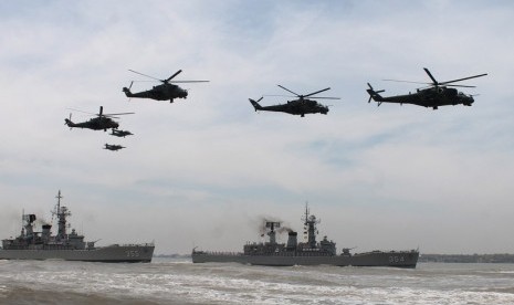 Sejumlah helikopter milik Tentara Nasional Indonesia (TNI) menlakukan Fly Pass saat peringatan HUT ke-69 TNI yang digelar di Dermaga Ujung, Koarmatim, Surabaya, Jawa Timur, Selasa (7/10).  (Antara/Suyanto)