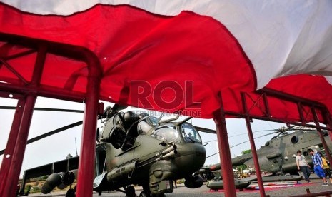  Sejumlah helikopter yang digunakan TNI AD dipajang dalam pameran Alat Utama Sistem Senjata TNI Angkatan Darat di lapangan Monas, Jakarta, Kamis (4/10).  (Edwin Dwi Putranto/Republika)