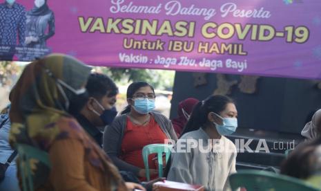 Sejumlah ibu hamil antre mendapatkan suntikan vaksin COVID-19 di Taman Hutan Joyoboyo, Kota Kediri, Jawa Timur, Sabtu (7/8/2021). Vaksinasi COVID-19 aman untuk ibu hamil guna membantu membentuk sistem kekebalan tubuh.