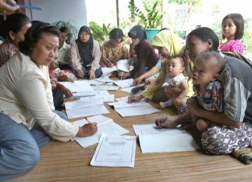 Sejumlah ibu-ibu di Desa Purwosari Kecamatan Purwosari, Bojonegoro, Jatim, mengikuti pelajaran membaca, menulis dan berhitung (calistung). 