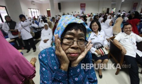 Sejumlah Ibu-ibu lanjut usia menghadiri peringatan Hari Lanjut Usia Nasional (HLUN) Tingkat Provinsi DKI Jakarta 2017 di Panti Bina Insan Bangun Daya 2, Rabu (10/5).