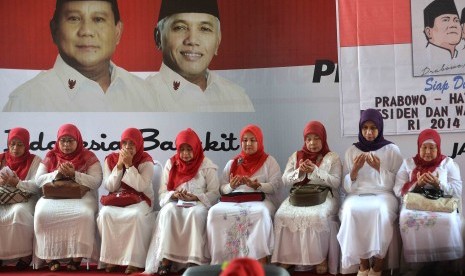 Sejumlah ibu-ibu pengajian yang tergabung dalam Forum Komunikasi Ustadzaah Jakarta Timur mendeklarasikan mendukung pasangan calon presiden Prabowo-Hatta di Rumah Polonia, Jakarta, Kamis (29/5).