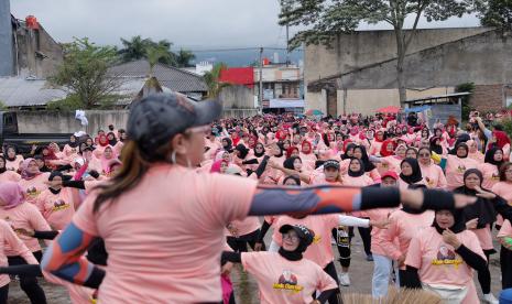 Sejumlah ibu-ibu yang menggelar kegiatan gebyar senam bersama di Cipadung Kulon, Kecamatan Panyileukan, Kota Bandung, Jawa Barat, Ahad (26/2/2023). 