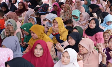 Sejumlah ibu-ibu yang tergabung dalam kelompok relawan Mak Jawa Barat (Jabar) menggelar silaturahmi dan gema shalawat di Kampung Leuweunglarangan RT 02/04 Desa Pancawati, Kecamatan Caringin, Kabupaten Bogor, Jabar. 