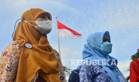 Sejumlah ibu mengikuti apel dan doa bersama saat memperingati Hari Ibu Nasional di Kudus, Jawa Tengah, Rabu (22/12/2021). Peringatan Hari Ibu Nasional ke-93 tersebut mengambil tema 