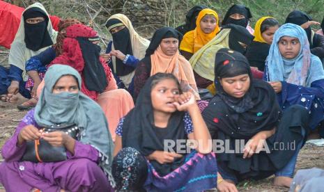 Sejumlah imigran etnis rohingya berada di kawasan pantai Kuala Simpang Ulim, Simpang Ulim, Aceh Timur, Aceh, Jumat (4/6/2021). Sebanyak 81 imigran etnis Rohingnya terdampar dikawasan pantai Kuala Simpang Ulim pada pukul 07:00.WIB.