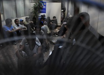 Sejumlah imigran gelap menunggu untuk didata di kantor Direktorat Jendral Imigrasi Kementerian Hukum dan HAM, Jakarta, Senin (13/2). (Republika/Aditya Pradana Putra)