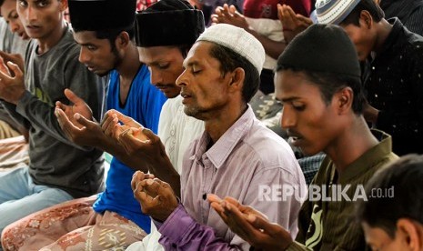 Sejumlah imigran Rohingya asal Myanmar berdoa usai melaksanakan ibadah di penampungan darurat kompleks Sanggar Kegiatan Belajar (SKB) Cot Gapu Kabupaten Bireuen, Aceh, Sabtu (21/4). 