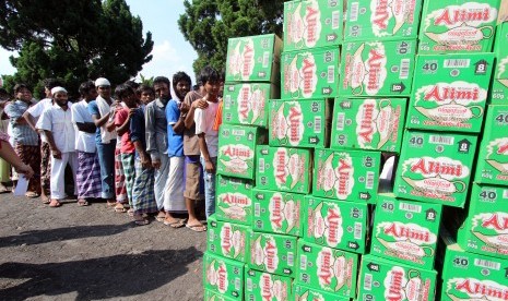 Sejumlah imigran Rohingya asal Myanmar dan Banglades menerima bantuan di penampungan Imigrasi Kelas I Khusus Medan, Sumatera Utara, Kamis (21/5).