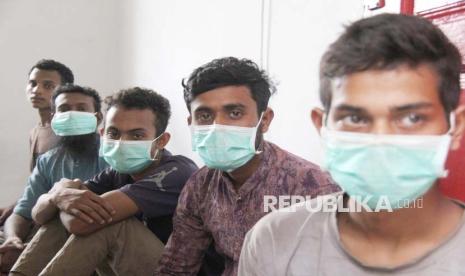 Sejumlah imigran Rohingya dari Aceh yang diamankan Polairud Mabes Polri berada di ruang detensi Kantor Imigrasi Kelas I TPI Dumai, di Kota Dumai, Riau, Senin (15/1/2024). Polairud Mabes Polri mengamankan 13 imigran Rohingya pelarian dari sebuah tempat  penampungan di Aceh dan 10 calon pekerja migran ilegal Indonesia pada 12 Januari 2024 di hutan pantai Desa Selinsing Medang Kampai Dumai yang akan diselundupkan ke  Malaysia lewat perairan Selat Melaka. 